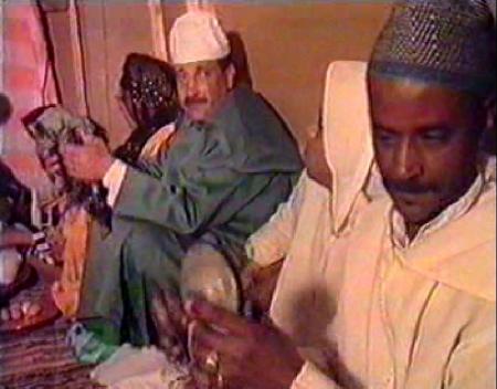 moul jelaba vert c lam3alam lachheb o hadak likin fi lwast s lam3alam ba9bo howa likina9atte